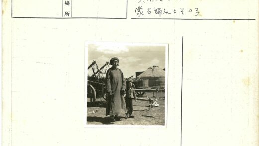 户外亲子与蒙古包合影.jpg