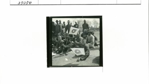 户外亲子活动旗帜合影.jpg
