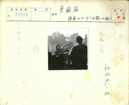户外人物合影自然背景.jpg