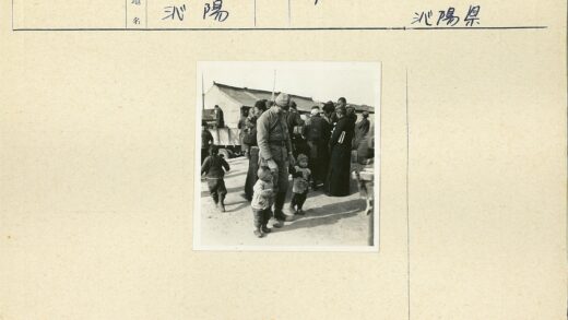 户外人群与卡车合影.jpg