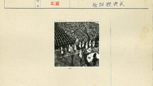 户外人群列队举旗树影背景.jpg