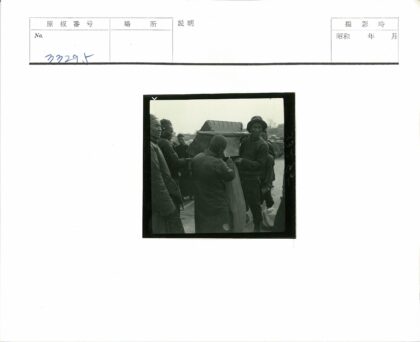 户外人群围观长方形物体.jpg