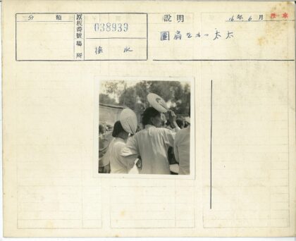 户外人群戴帽子合影.jpg