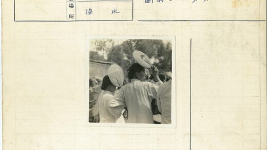 户外人群戴帽子合影.jpg