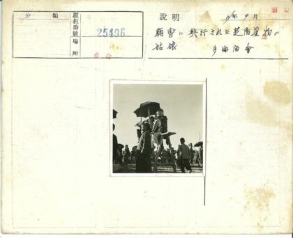 户外人群打伞聚集场景.jpg