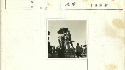 户外人群打伞聚集场景.jpg