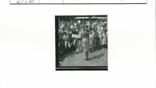 户外人群挥舞旗帜戴面具游行.jpg