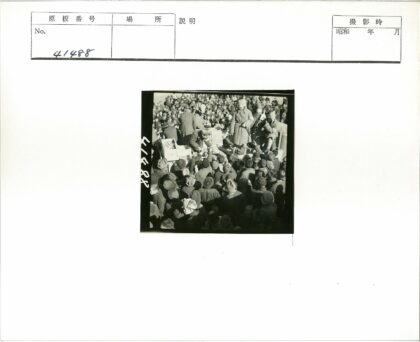 户外人群领取分发物资.jpg