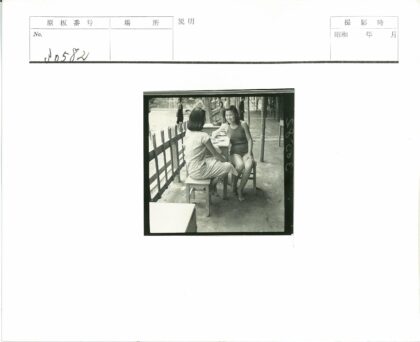 户外休闲时光两女子.jpg
