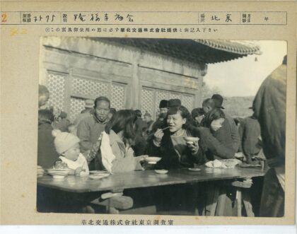户外传统建筑前家庭聚餐.jpg