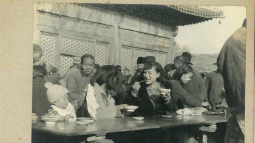 户外传统建筑前家庭聚餐.jpg