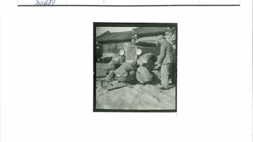 户外修车与瓦屋传统建筑.jpg