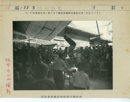 户外倒立表演传统建筑背景.jpg
