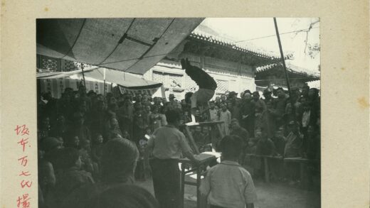 户外倒立表演传统建筑背景.jpg
