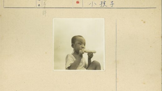 户外儿童吃玉米穗照片.jpg