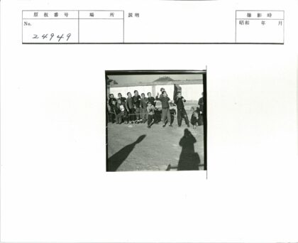 户外儿童排队活动.jpg