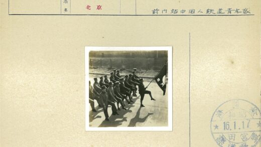 户外列队行进举旗人群.jpg