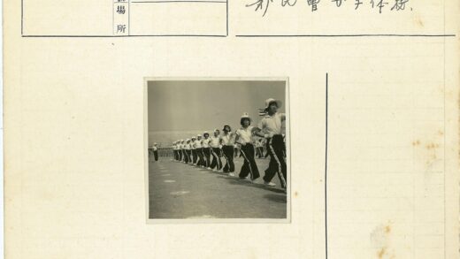 户外制服团体同步运动.jpg
