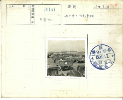 户外卡车与工人工作场景.jpg