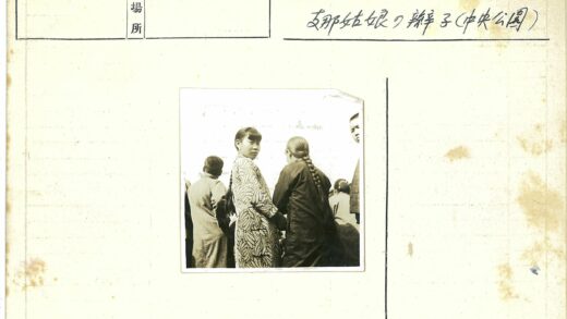 户外合影背影图案外套特写.jpg