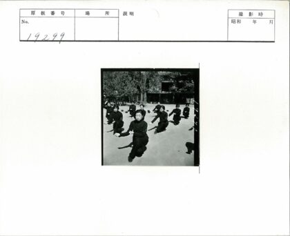 户外同步跪姿运动团体.jpg
