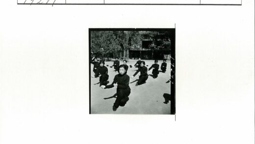 户外同步跪姿运动团体.jpg