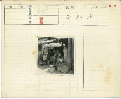 户外商店商品展示伞下陈列.jpg