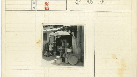 户外商店商品展示伞下陈列.jpg