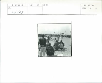 户外团队协作举重活动.jpg