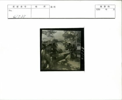 户外团队协作使用磨床工作.jpg