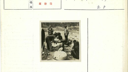 户外团队岩石地野餐.jpg