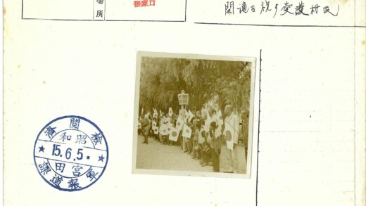 户外场地人群举旗灯笼树林.jpg