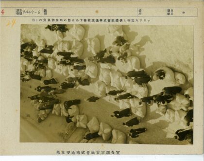 户外大麻袋旁正装人群鸟瞰.jpg