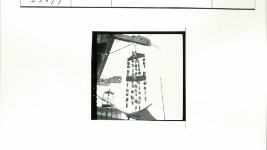 户外天空背景装饰木雕特写.jpg
