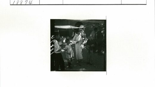 户外天篷下的孩子与女人.jpg