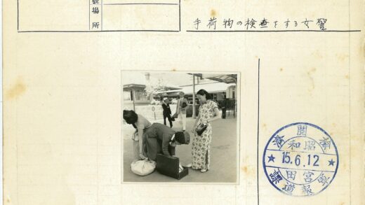 户外女性与行李箱互动.jpg