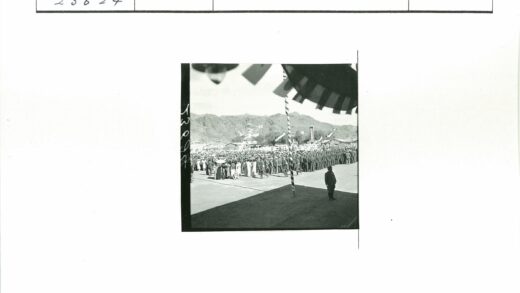 户外山前集会与装饰柱子活动.jpg