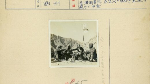 户外山地野餐旗杆背景.jpg