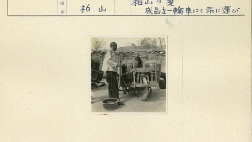 户外工人与集装箱推车.jpg