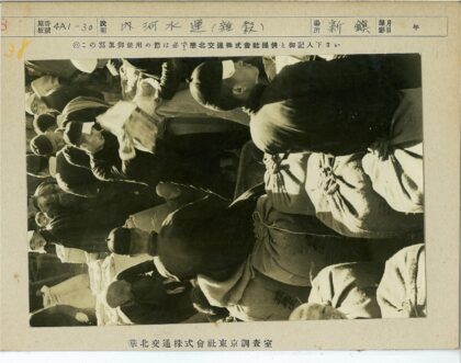 户外工人使用麻袋工作.jpg