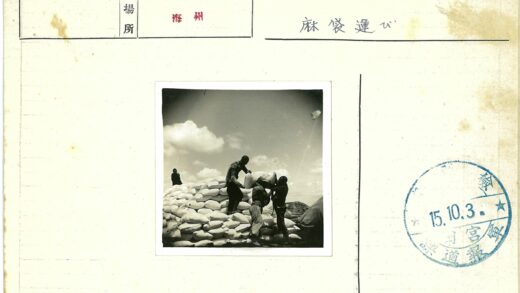 户外工人堆放货物多云山丘背景.jpg