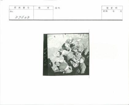 户外工人挖土搬土工作场景.jpg