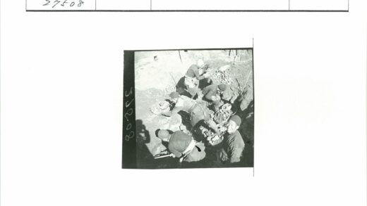 户外工人挖土搬土工作场景.jpg