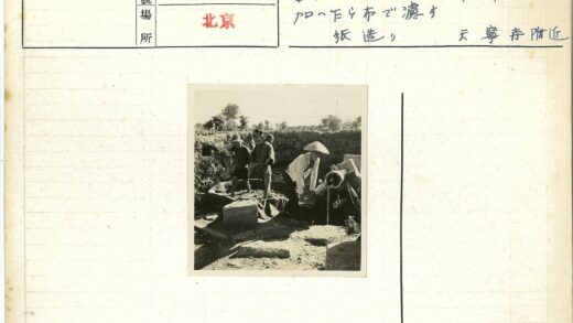 户外工人操作手摇机器工作.jpg