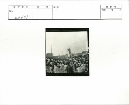 户外市场人群与木制框架活动.jpg