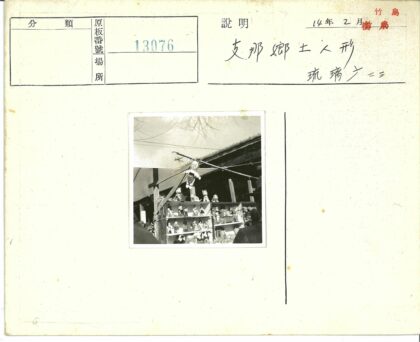 户外市场娃娃与小雕像展示.jpg