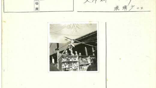 户外市场娃娃与小雕像展示.jpg