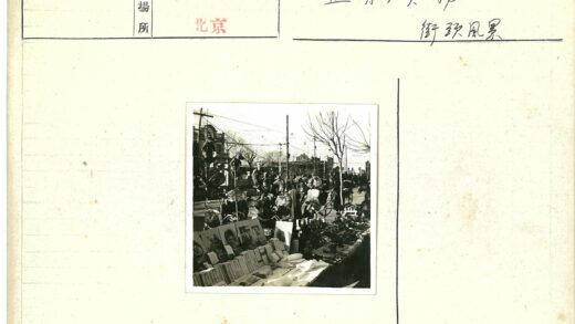 户外市场工艺品与行人街景.jpg