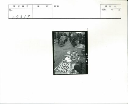 户外市场摊位与轮椅顾客.jpg
