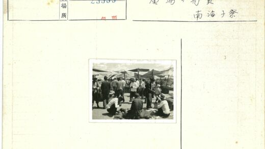 户外市场繁忙摊位与晴朗天空.jpg